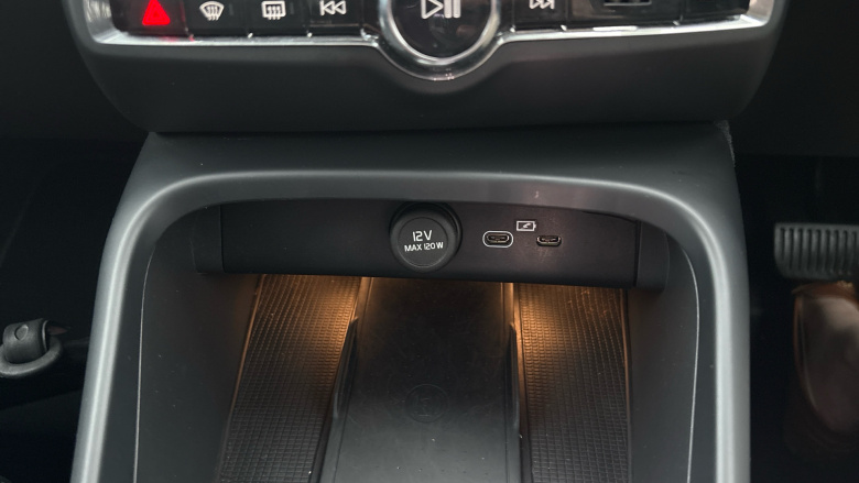 Volvo XC40 2.0 B4P Ultra Dark 5dr Auto Petrol Estate